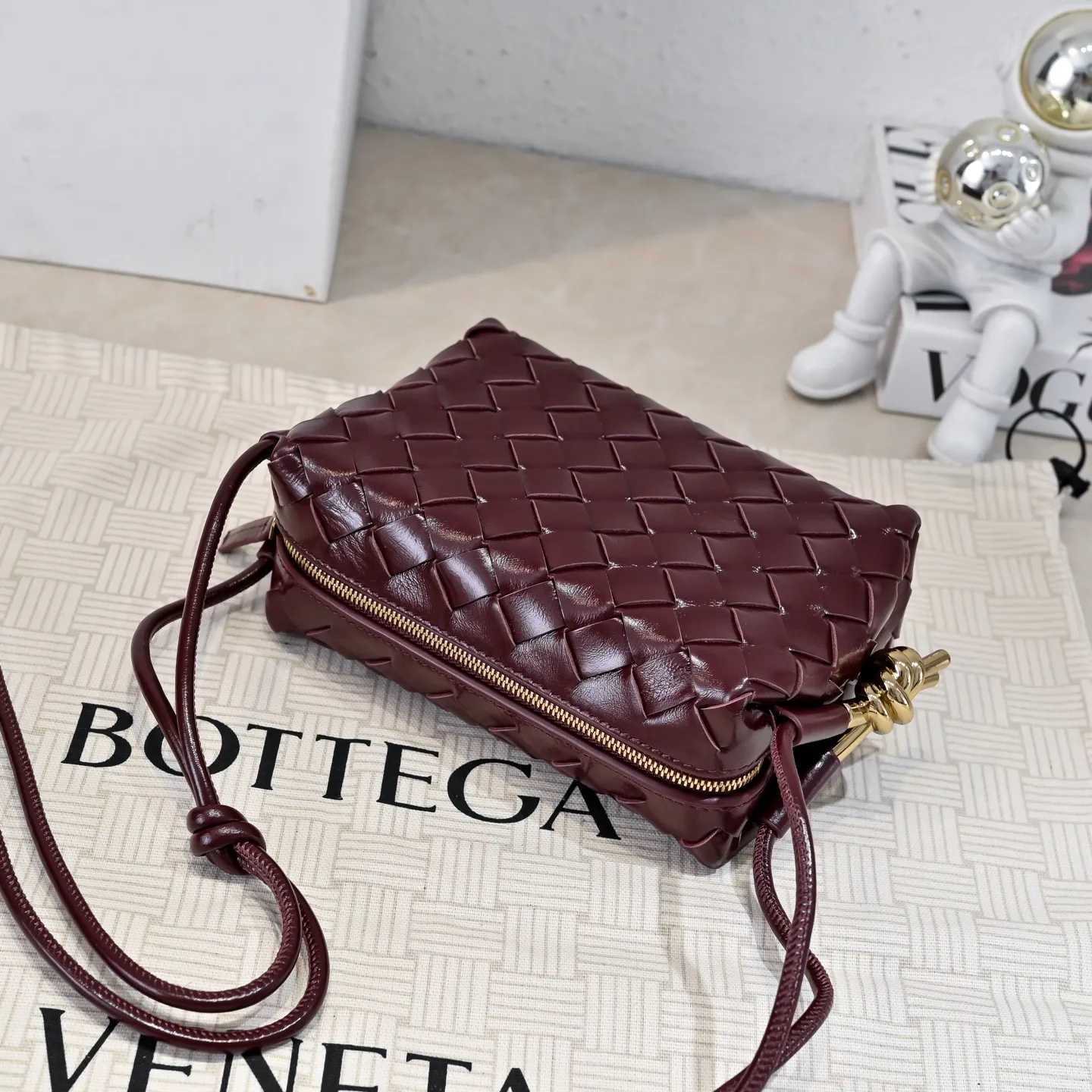 Batch 1560 𝗕𝗼𝘁𝘁𝗲𝗴𝗮 𝗩𝗲𝗻𝗲𝘁𝗮———— The latest version of the loop camera bag💥 from BV’s King of Cost-Effectiveness counter, large woven texture➕Ultra-high quality cow wax leather as always, with zipper, hardware decoration on both sides, adjustable drawstring, especially suitable for the tummy💫Can hold anything, very light weight, suitable🈴️for girls of all ages, size: 17*10*6cm Style number: 6125